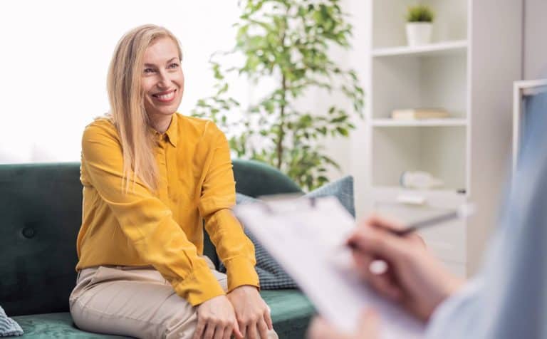 Woman consulting a professional to understand the difference between CBT and DBT.